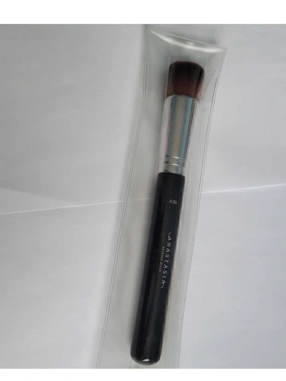 Anastasia Beverly Hills Flat A30 Foundation Brush - Black Handle, Brown Bristles